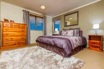 18 Greenbough Lane, Greenhithe