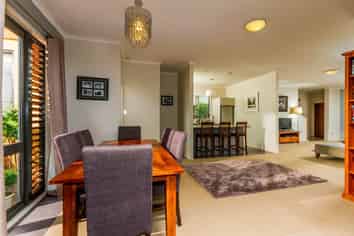 18 Greenbough Lane, Greenhithe