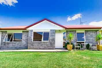 6 Harvard Court, Melville