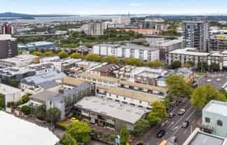 City fringe live work office/showroom opportunity