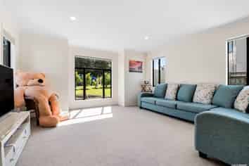 11 Lagoon View Drive, Gulf Harbour