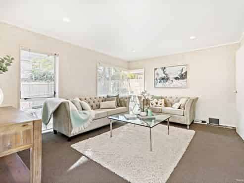 2/236 Cascades Road, Botany Downs