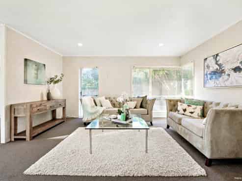 2/236 Cascades Road, Botany Downs