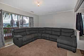 35 Raewyn Street, Morningside