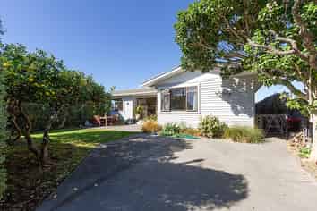 102 & 102A Harold Holt Avenue, Pirimai