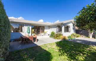 102 & 102A Harold Holt Avenue, Pirimai