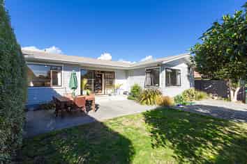 102 & 102A Harold Holt Avenue, Pirimai