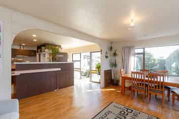 102 & 102A Harold Holt Avenue, Pirimai