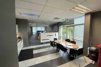 Rare, Road Front, Ground Floor Office 310m²