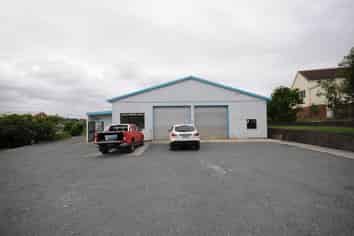 240M² WAREHOUSE WITH EXCELLENT PARKING