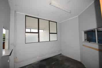 240M² WAREHOUSE WITH EXCELLENT PARKING