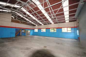 240M² WAREHOUSE WITH EXCELLENT PARKING