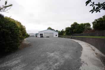 240M² WAREHOUSE WITH EXCELLENT PARKING