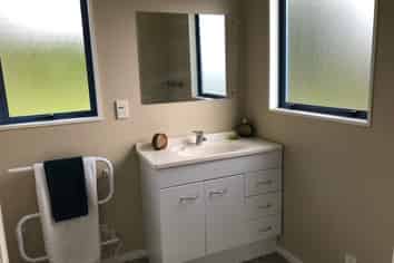 8b Shelly Bay Road, Beachlands