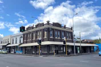 High Profile Dominion Road Bar/Restaurant Space!