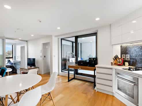 215/10 Lion Place, Epsom