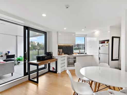 215/10 Lion Place, Epsom