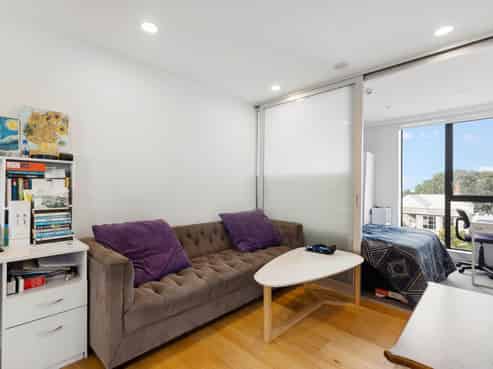 215/10 Lion Place, Epsom