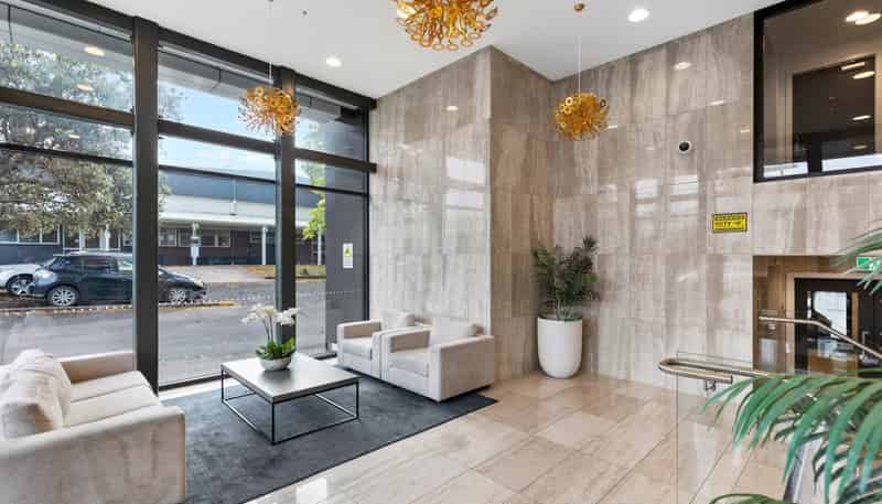 215/10 Lion Place, Epsom