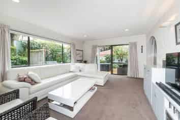 2/11 Spears Place, Botany Downs