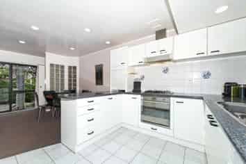 2/11 Spears Place, Botany Downs