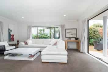 2/11 Spears Place, Botany Downs