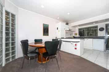 2/11 Spears Place, Botany Downs