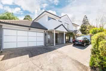 2/11 Spears Place, Botany Downs