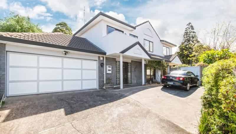 2/11 Spears Place, Botany Downs