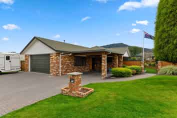 4 McCahon Drive, Pukehangi