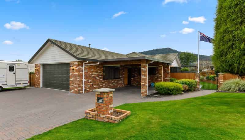 4 McCahon Drive, Pukehangi